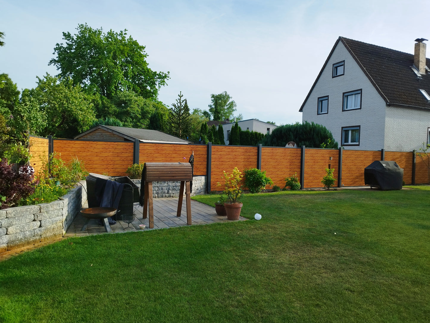 Schweng Zaun mit Nut & Feder Paneelen (ohne Abstand)