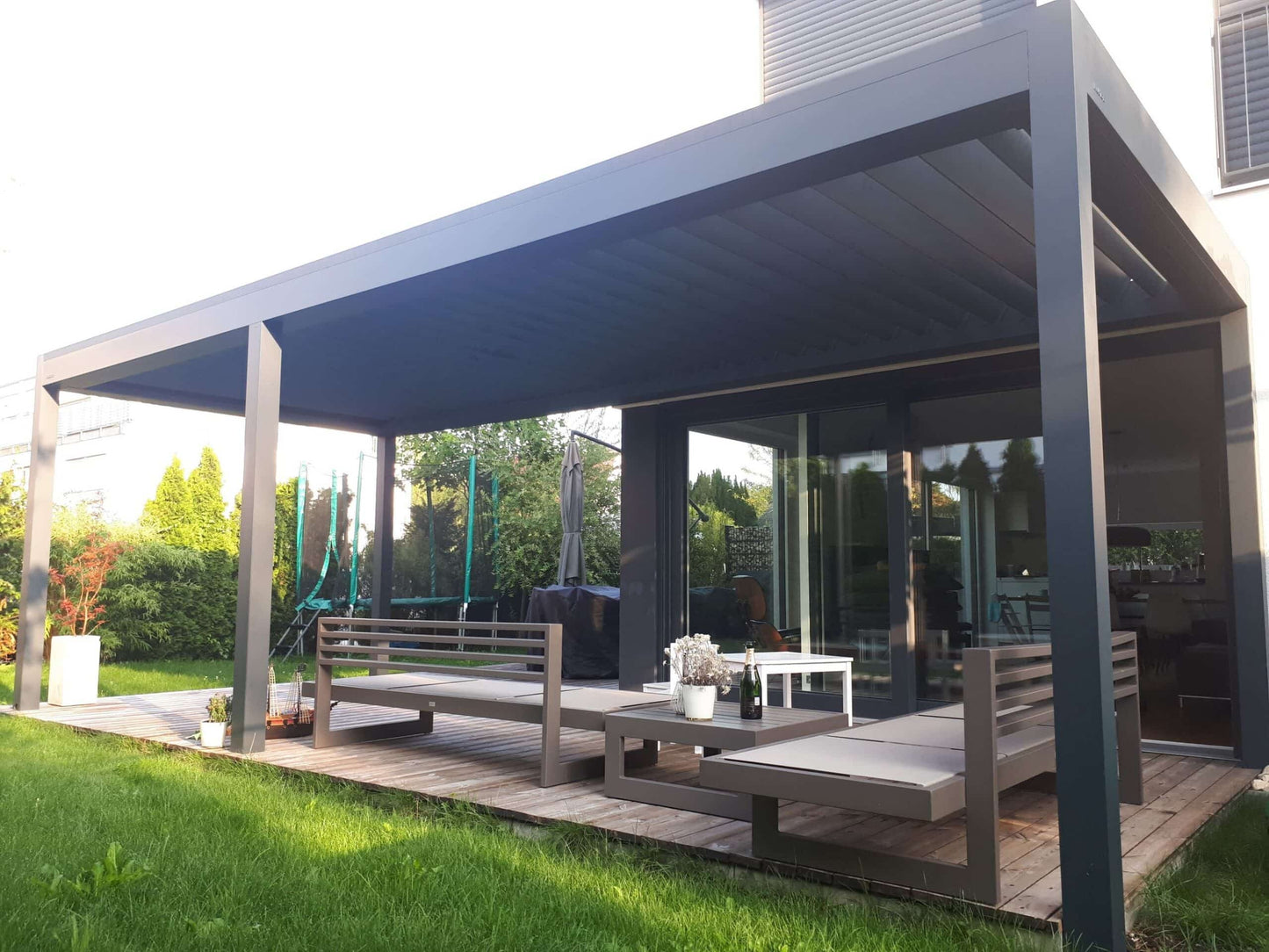 Lamellenpergola B160 – konfigurierbar - Weiß RAL 9016 Feinstruktur - Tiefe 2,41 m – 2,60 m