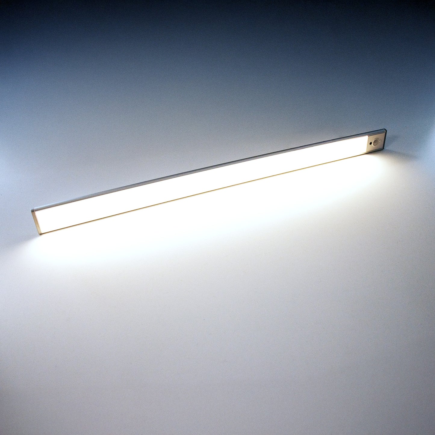 Akku LED Lampe mit Bewegungsmelder & Fernbedienung – 60 cm