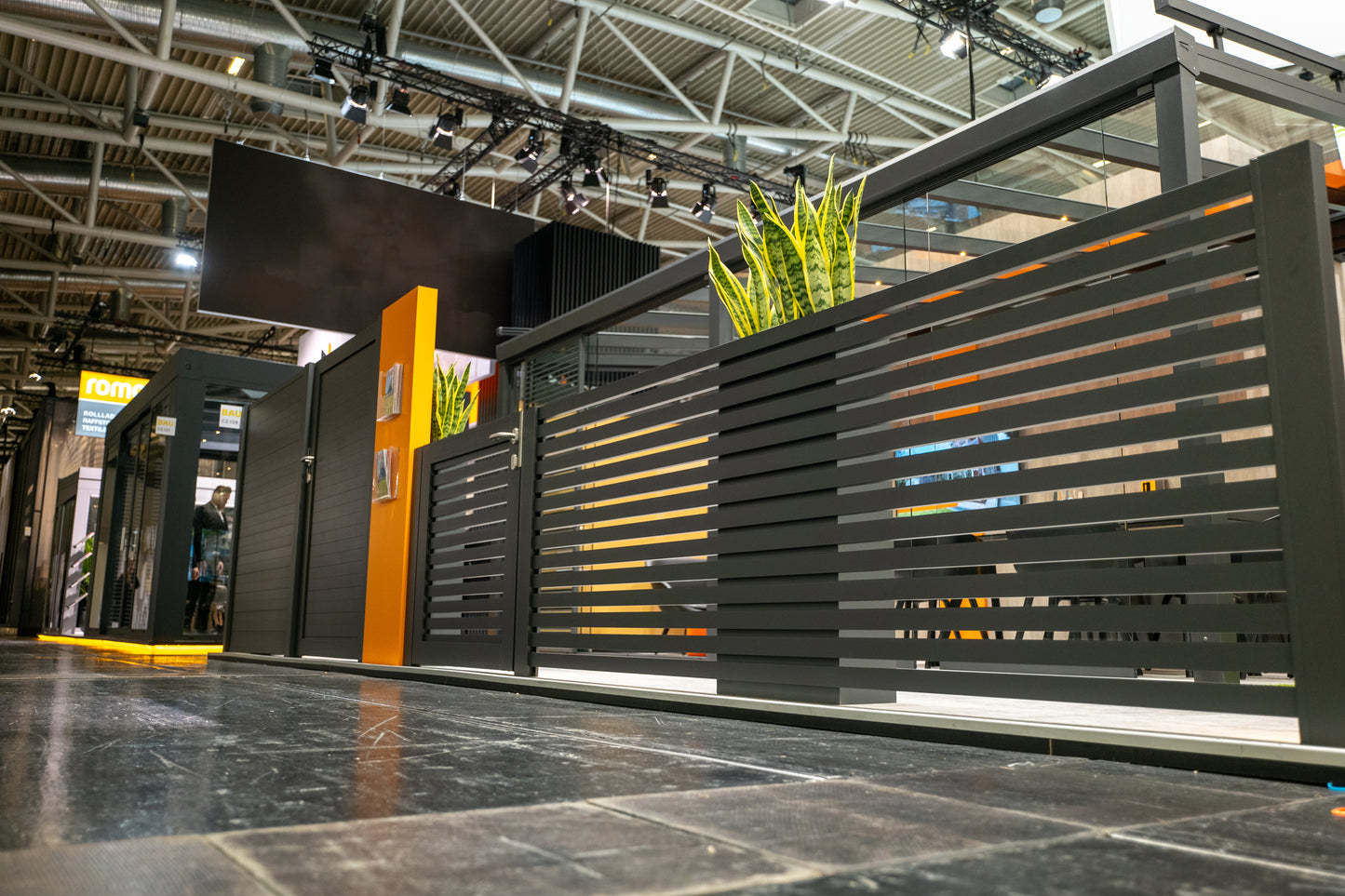 Schweng Zaun mit Rhombus Paneelen (mit Abstand)