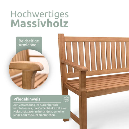 Gartenbank aus Holz mit Schutzabdeckung und Gartenhandschuhen