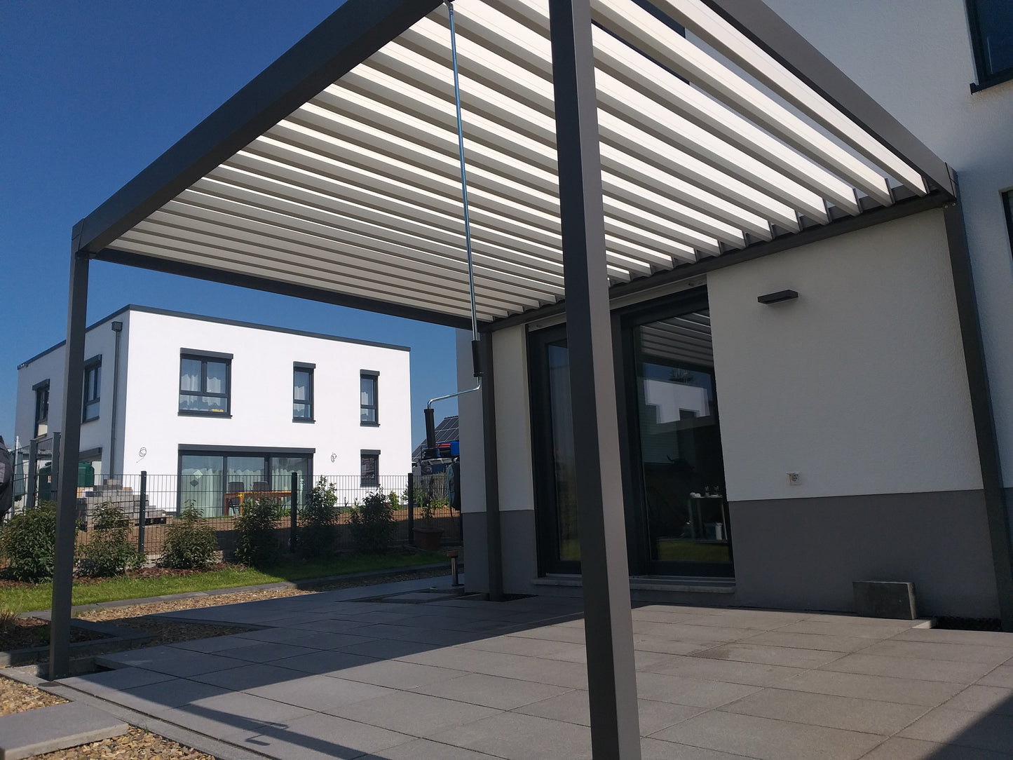 Lamellenpergola B200 – konfigurierbar - Weiß RAL 9016 Feinstruktur - Breite 3,03 m – 3,18 m