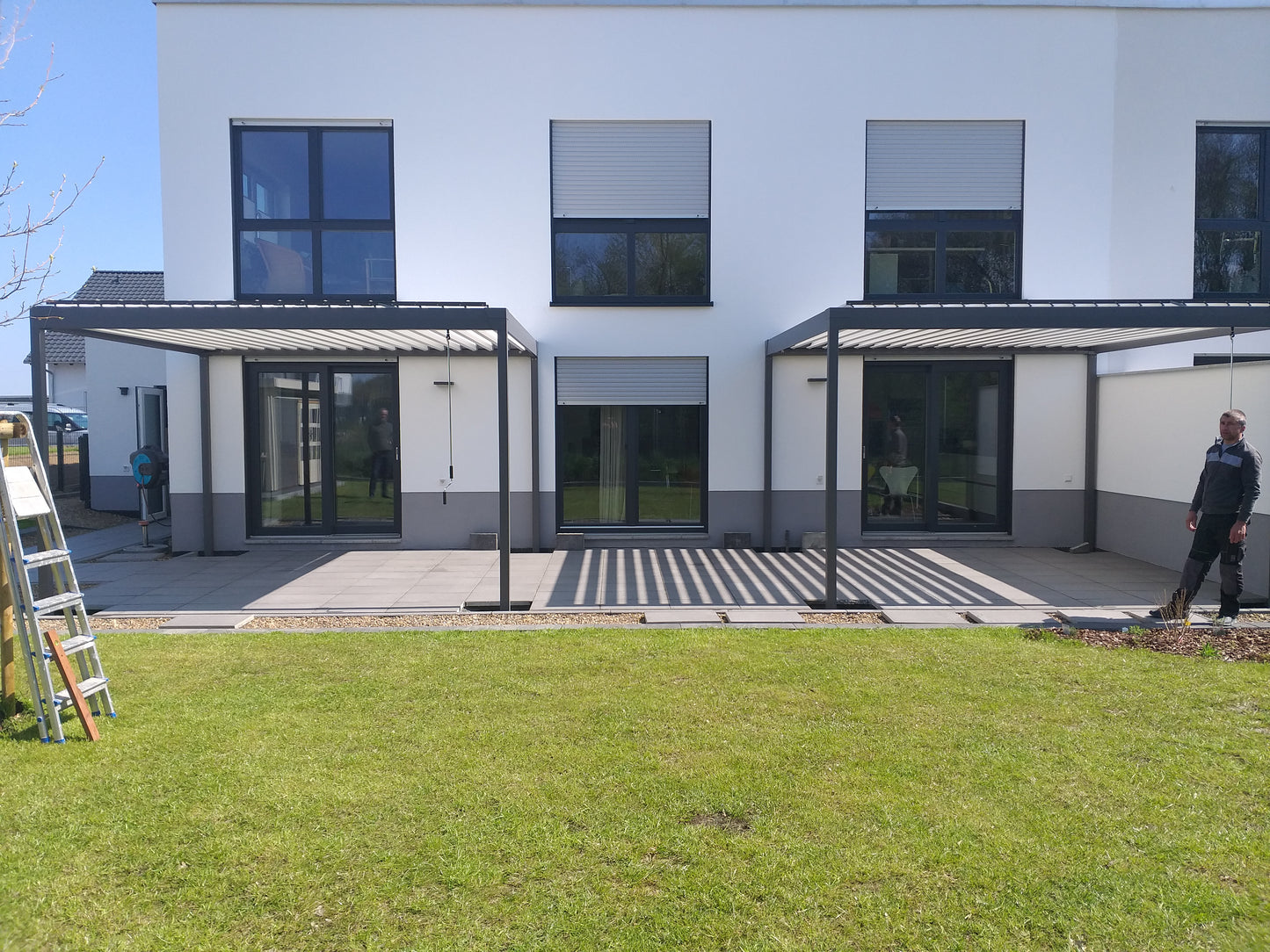 Lamellenpergola B200 – konfigurierbar - Weiß RAL 9016 Feinstruktur - Breite 3,03 m – 3,18 m