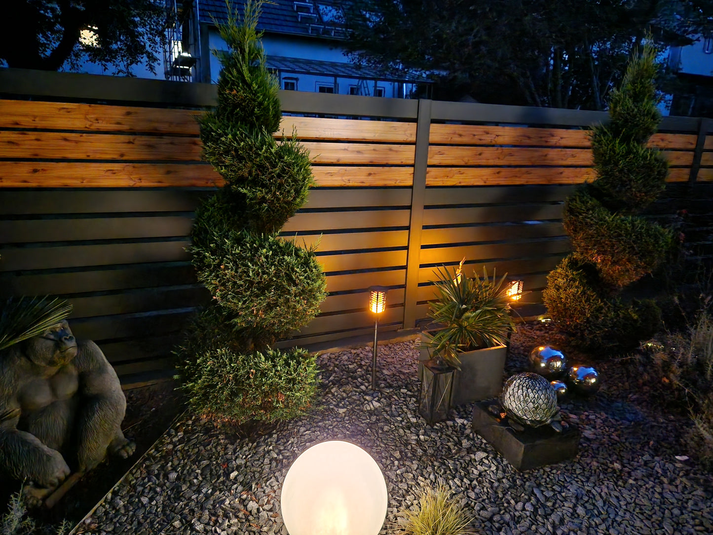 Schweng Zaun mit Rhombus Paneelen (mit Abstand)