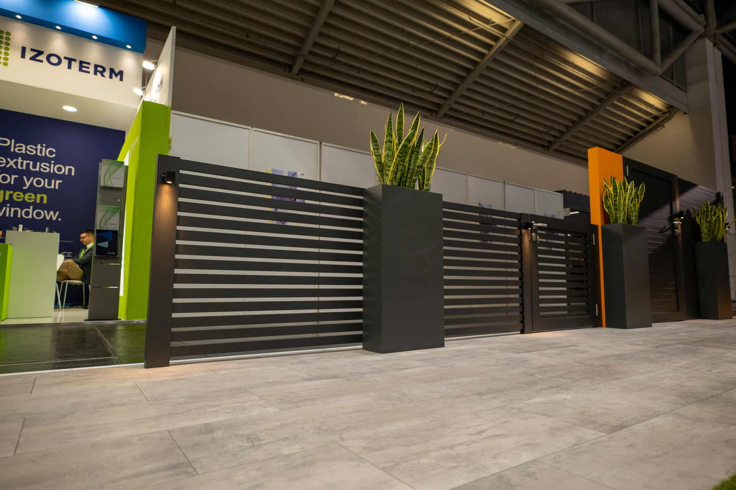 Schweng Zaun mit Rhombus Paneelen (mit Abstand)