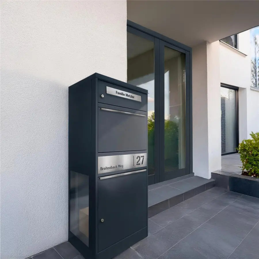 Paketbox mit Briefkasten | mit seitlichen Sichtfenstern | personalisiert mit Gravur | Edelstahl-Namensschild | Anthrazit | Bispo 2 SF